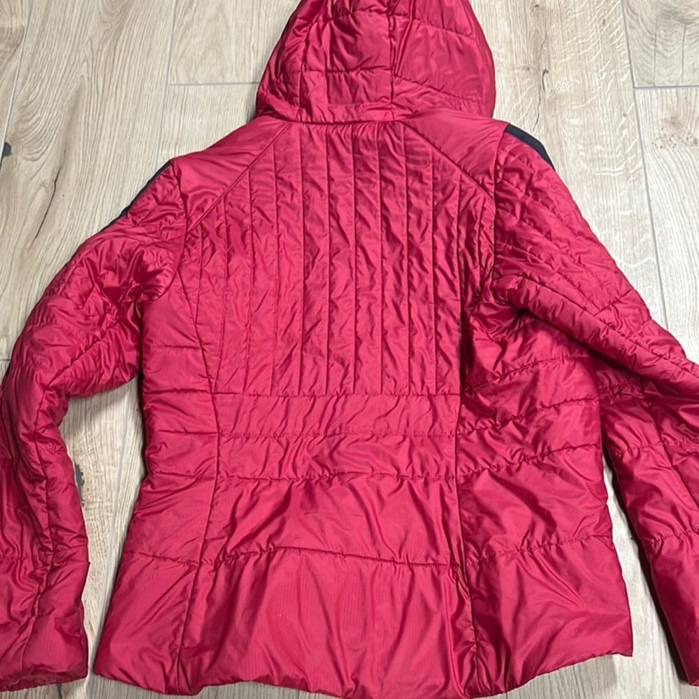 Icebreaker Red Puffer Jacket with Hood and Quilted Design